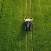 Landbouwkrediet – luchtbeeld van een tractor op een akker